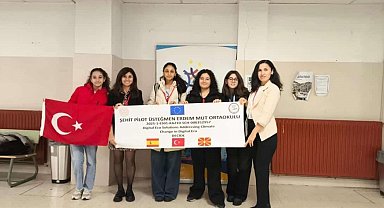 Burhaniyeli öğrenciler İspanya'da Türkiye'yi temsil etti