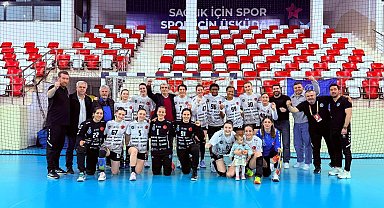 Bursa Büyükşehirli kadın henbolcular zirvede tek başına