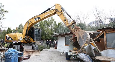 Bursa Nilüfer'de kaçak barakalar yıkıldı