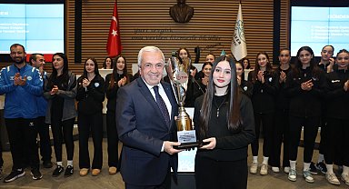 Bursa Nilüfer'in genç sporcuları başarılarını mecliste paylaştı