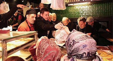 Bursa Osmangazi'de Başkan Aydın'dan Abdal Meydanı'nda sahur ikramı