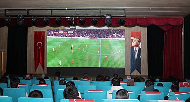 Bursa Osmangazi'de dev ekranda milli coşku