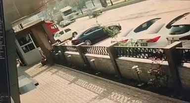 Bursa'da faciadan dönüldü: Tır otomobili metrelerce sürükledi