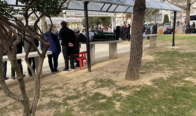 Bursa'daki silahlı saldırıda ölen güzellik uzmanı kadın toprağa verildi
