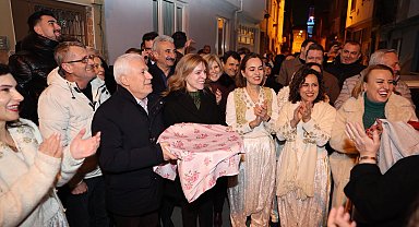 Bursa'da Başkan Bozbey sahurda Arnavut böreği ve tatlı topladı