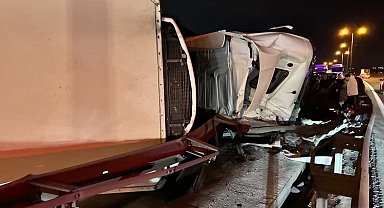 Büyükçekmece TEM Otoyolu'nda tır devrildi: Kilometrelerce trafik oluştu