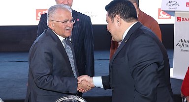 Büyükkılıç, öğrenciler ve siyasi parti temsilcileri ile iftar sofralarında buluştu