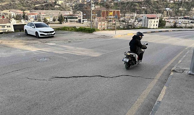 Cadde yolunda oluşan çatlaklıklar tehlike oluşturuyor