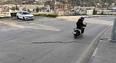Cadde yolunda oluşan çatlaklıklar tehlike oluşturuyor