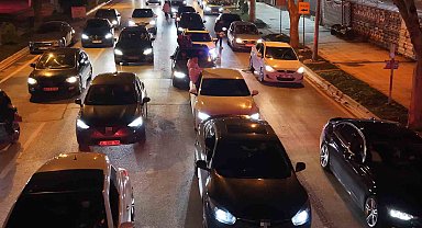 Caddebostan'da otomobilin camından sarkan gençten pes dedirten sözler: "Bayrampaşa çocuğuyuz 100 bin lira ceza yedik, yine yeriz"