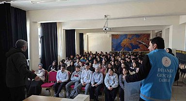 Çaldıran'da gençlik huzura koşuyor: Kitaplar müftülükten gayret gençlerden