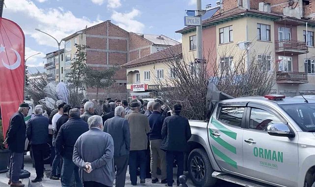 Cami önünde dağıtılan 2 bin fidan dakikalar içerisinde tükendi