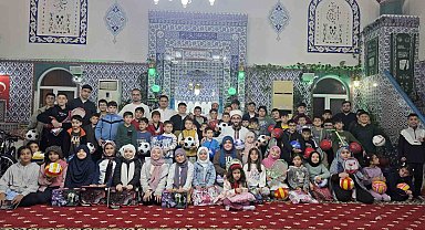 Camiye gelen çocuklar çifte bayram yaptı