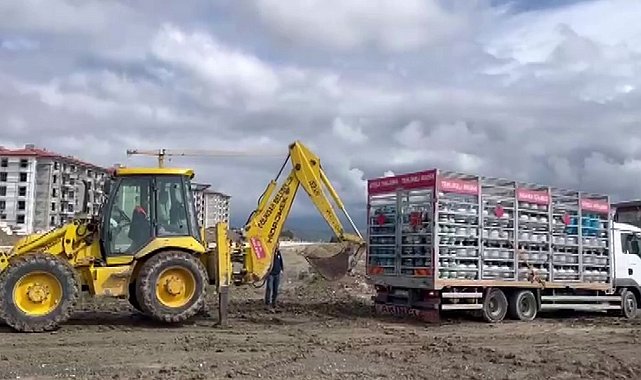 Çamura saplanan tüp yüklü kamyon kepçeyle kurtarıldı