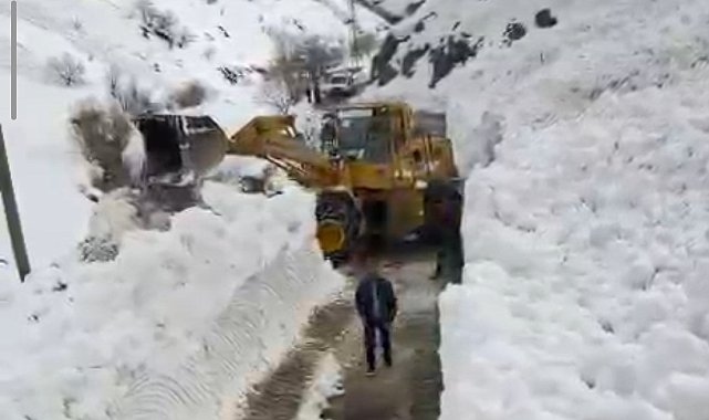 Çatbayır Mahallesi yoluna düşen çığ temizlendi
