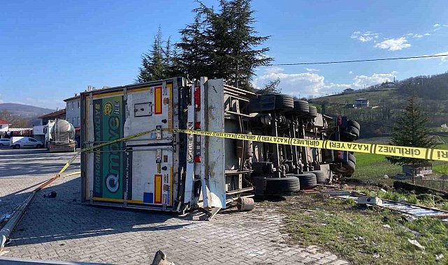 Çay yüklü tır devrildi: 1 yaralı