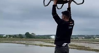 Çeltik tarlasında tehlikeli yolculuk: Drona asılıp uçtu