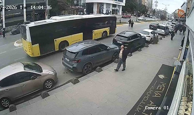 Cenazeden çıkıp yolun karşısına geçiyordu: İETT otobüsü çarptı, hayatını kaybetti