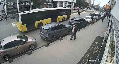 Cenazeden çıkıp yolun karşısına geçiyordu: İETT otobüsü çarptı, hayatını kaybetti
