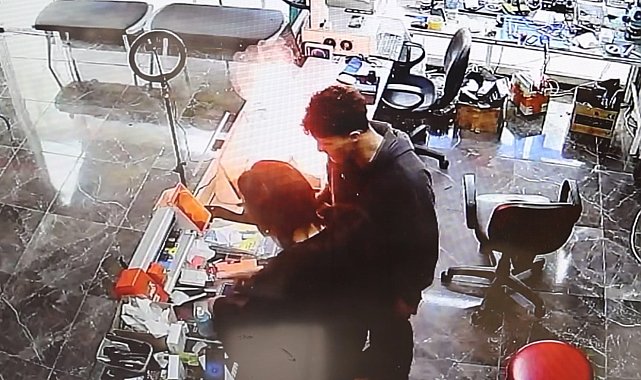 Cep telefonu bomba gibi patlayıp alev aldı: O anlar kamerada