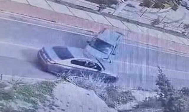 Çeşme'de kaza yapan sürücüye yumruklu saldırı kamerada