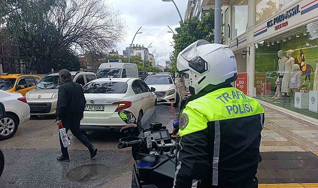 Ceza yazılacağını bile bile yasaklı alanlara park ediyorlar