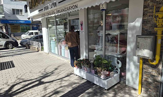 Çiçek hırsızlığına esnaftan 'ince' sitem: "İsteseydi hediye ederdik"