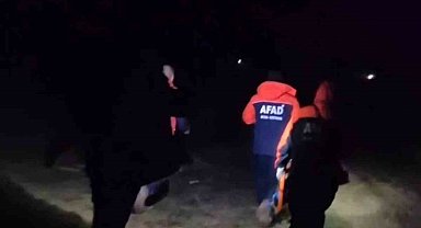 Çorum'da araçlarıyla çamura saplanan aile 8 saatlik çalışmayla kurtarıldı