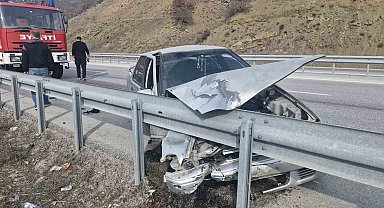 Çorum'da bariyerlere çarpan otomobilin sürücüsü yaralandı