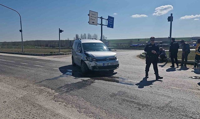 Çorum'da hafif ticari araç ile otomobil çarpıştı: 1 yaralı
