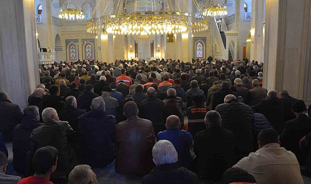 Çorum'da Ramazan ayının son cuma namazında vatandaşlar camilere akın etti