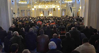 Çorum'da Ramazan ayının son cuma namazında vatandaşlar camilere akın etti