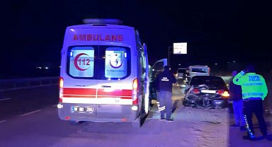 D100'de iki otomobil çarpıştı: 2 yaralı