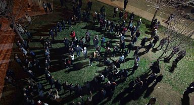 Davul ve klarnet eşliğinde geleneksel sahur halayı onlarca kişiyi buluşturdu