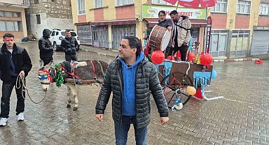 Davulcular bahşişi süslenen eşek arabasıyla topluyor