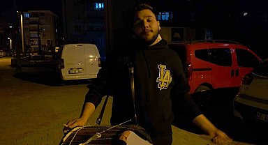 Dedesinden kalan davulla mahalleliyi sahura uyandırıyor
