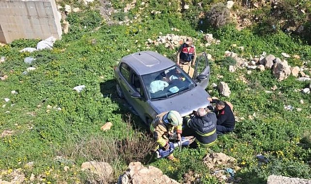 Defne'de uçurumdan yuvarlanan otomobil sürücüsü yaralandı