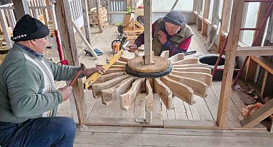 Değirmenlerin dönmesi onun ellerinde