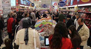 Denizli'de Ramazan Bayramı öncesi indirim kampanyaları yoğun ilgi görüyor