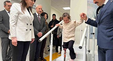 Depremde ailesini kaybeden Zeynep, Barbie'li protez bacağıyla yeni hayatına ilk adımlarını alkışlar eşliğinde attı