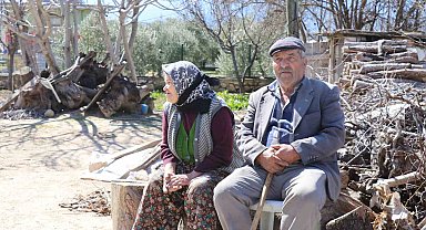 Depremde hasar gören evlerini dışarıdan izliyorlar