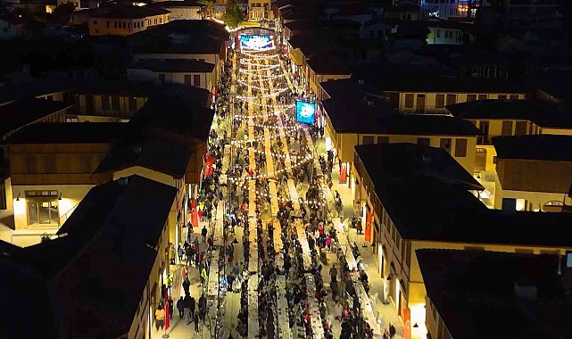 Depremde yerle bir olan Kemalpaşa Caddesi iftar sofrasıyla yeniden hayat buldu
