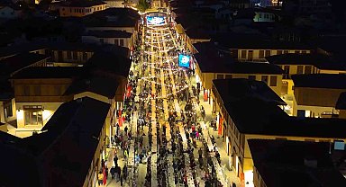 Depremde yerle bir olan Kemalpaşa Caddesi iftar sofrasıyla yeniden hayat buldu