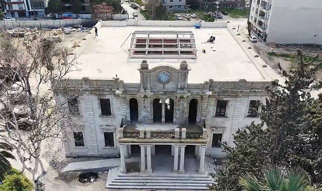 Depremde zarar gören tarihi valilik binası aslına uygun şekilde inşa ediliyor