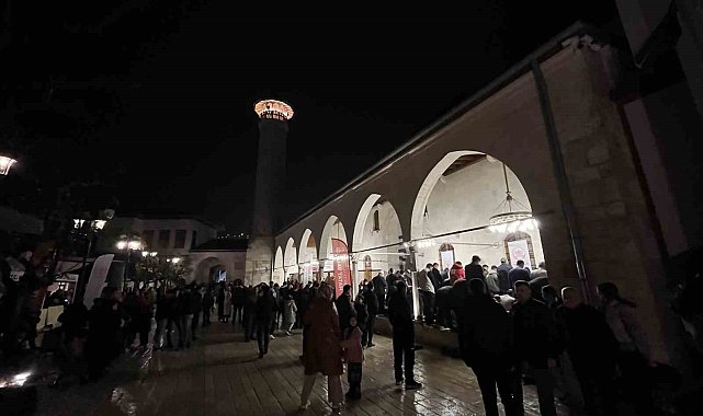 Depremin ardından yeniden inşa edilen Habibi Neccar Camii, Kadir Gecesi'nde vatandaşların akınına uğradı