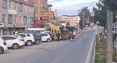 Devrilen tır park halindeki 7 araca çarptı