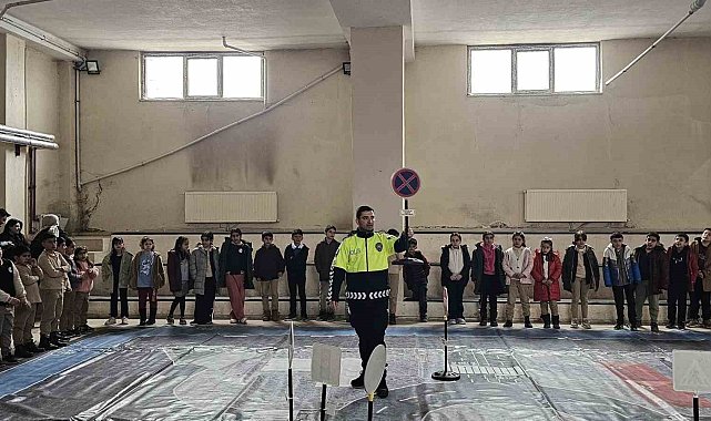 Digor'da öğrencilere uygulamalı trafik eğitimi verildi