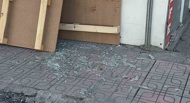 Diyarbakır'da çarpışan araçlardan biri iş yerine daldı