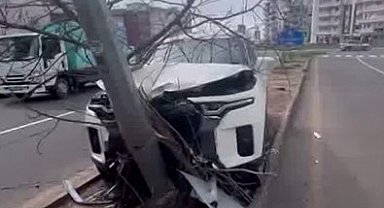 Diyarbakır'da otomobil refüje çıkıp direğe çarptı: 1 yaralı