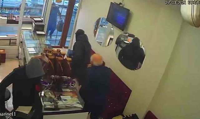 Diyarbakır'da silahla kuyumcu soygunu kamerada: Yaklaşık 1,5 kilo altın çalıp kayıplara karıştılar